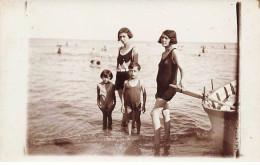 Carte-Photo - Deux Femmes Avec Deux Enfants Les Pieds Dans L'eau Près D'une Barque - Baigneuse - A Identifier