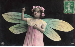 Enfant - Fillette Portant Une Couronne De Fleurs, Et Des Ailes De Libellule - Portretten