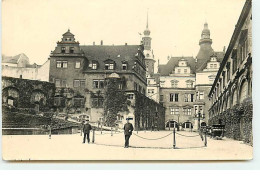RPPC - DRESDEN - Hommes Sur La Place D'un Château - Dresden