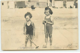 Carte Photo à Identifier - Deux Enfants En Tenue De Bain Sur Une Plage - Peut-être Trouville Calvados - Other & Unclassified