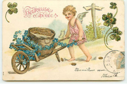 Carte Gaufrée - Heureuse Année - Ange Poussant Une Brouette Remplie D'un Sac De Pièces D'or Et De Myosotis - New Year