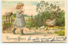 Carte Gaufrée - Joyeuses Pâques - Fillette S'approchant De Poussins Sortant D'oeufs, Sous Le Regard D'une Poule - Pâques
