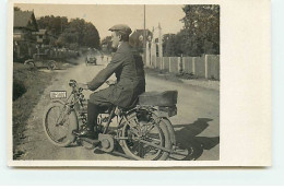 Transport - Moto - Homme Sur Une Moto - Motorbikes