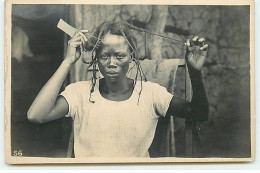 Afrique - Femme Se Coiffant Avec Un Peigne - Coiffure - Unclassified