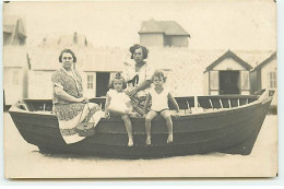 Carte Photo à Identifier - Deux Femmes Avec Deux Enfants Dans Une Barque Sur Une Plage - Peut-être Trouville Calvados - Other & Unclassified