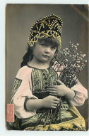 Enfant - Fillette En Costume Avec Des Perles Sur Sa Coiffe, Tenant Des Branches De Fleurs De Coton - Portraits