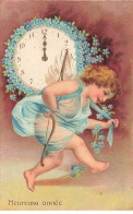Carte Gaufrée - Clapsaddle  - Heureuse Année - Cupidon Portant Une Pendule Décorée De Myosotis - Nouvel An