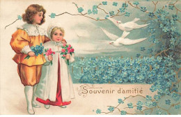 Carte Gaufrée - Clapsaddle - Souvenir D'Amitié - Couple D'enfants Regardant Des Colombes Volant Au-dessus De Myosotis - Andere & Zonder Classificatie