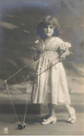 Enfant - Grete Reinwald Jouant Avec Un Diabolo - Portraits