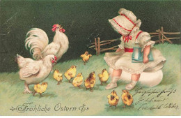 Carte Gaufrée - Clapsaddle - Fröhliche Ostern - Fillette Sur Un Oeuf - Poussins, Poule Et Un Coq - Ostern