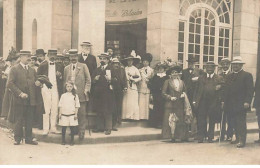 Carte Photo à Localiser - Groupe De Personnes Devant Un Bâtiment Jules Cohadon - Le Mont Dore ? - Da Identificare