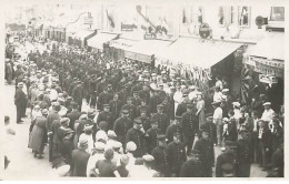 Carte Photo à Localiser - Défilé Militaire Dans Une Rue Commercante - Zu Identifizieren