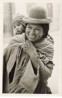 Bolivie - RPPC - Une Femme Portant Un Enfant - Bolivie