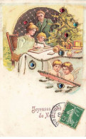 Carte Gaufrée, Avec Strasses - Joyeuses Fêtes De Noël - Une Famille Regardant Un Livre Près D'un Sapin - Otros & Sin Clasificación