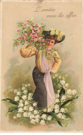 Carte Gaufrée - Fantaisie - L'Amitié Vous Les Offres - Femme Portant Des Roses, Au Milieu De Brins De Muguet - Other & Unclassified