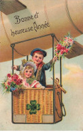 Carte Gaufrée - Bonne Et Heureuse Année - Enfants Avec Des Bouquets Dans Une Nacelle D'un Dirigeable - Nouvel An