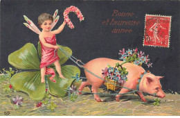 Carte Gaufrée - Bonne Et Heureuse Année - Elfe Sur Un Trèfle, Tiré Par Un Cochon - Nouvel An