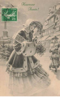 Heureuse Année - M.M. Vienne N°599 - Jeune Femme Portant Du Gui, Un Cadeau Marchant Dans La Rue - New Year