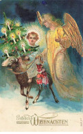 Carte Gaufrée - Noël - Fröhliche Weihnachten - Ange Gardien Guidant Un Ange Portant Un Sapin Assis Sur Un Mouton - Otros & Sin Clasificación