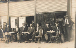 Carte Photo à Localiser - Hommes Buvant à Une Terrasse De Café - A Identifier