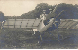 Carte-Photo - Couple Dans Un Avion Dans Un Champ - ....-1914: Precursori