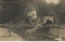 Carte-Photo - Couple De Jeunes Mariés Dans Un Avion Dans Un Jardin - ....-1914: Précurseurs