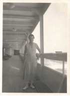 Femme Sur Le Pont Promenade Du Paquebot Victoria - Photo Format  8 X 11 Cm - Steamers