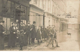 PARIS - Carte-Photo - Inondations De 1910 - Groupe De Sinistrés Devant Un Café - Rue Augereau - De Overstroming Van 1910