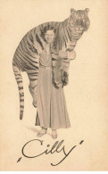 Spectacle - Cirque - Cilly - Femme Portant Un Tigre Sur Les épaules - Dompteuse - Cirque