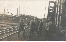 Militaire - Guerre 14-18 - Officiers Allemands Près D'un Train Dans Une Gare - Oorlog 1914-18