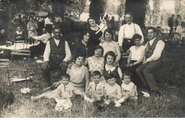 Carte Photo à Identifier - Famille Après Un Déjeuner Sur L'herbe Dans Un Parc - A Identificar