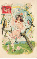 Carte Gaufrée - Souvenir Des Printemps - Fillette En Chef D'orchestre Des Oiseaux Dans Un Arbre - Otros & Sin Clasificación