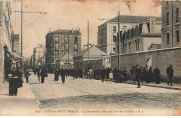 ISSY-LES-MOULINEAUX - La Sortie De La Manufacture Des Tabacs - Issy Les Moulineaux