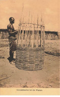 Tanzanie - Vorratshäuschen Bei Den Wagogo - Homme Travaillant L'osier - Tansania