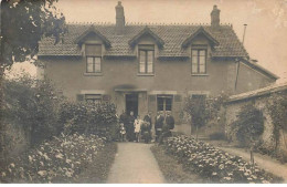 Carte-Photo à Localiser - Famille Dans Le Jardin 'une Maison - To Identify