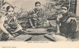 Inde - Hindu Ladies Neating Rice - Inde