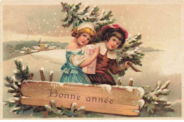 Carte Gaufrée - Bonne Année - Couple D'enfant, Lui Portant Un Sapin, Elle Portant Un Cadeau - New Year