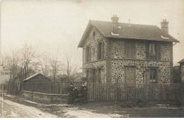 Carte-Photo à Localiser - Famille Devant Une Maison En Meulière - A Identifier