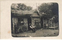 Carte-Photo à Localiser - Homme Lisant Assis Devant Une Maison En Bois - A Identificar