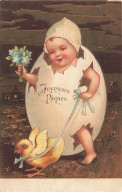 Carte Gaufrée - Joyeuses Pâques - Bébé Dans Une Coquille D'oeuf Tenant Un Poussin Avec Un Ruban - Easter