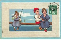 Carte Gaufrée - Fillette Avec Une Canne à Pêche Et Couple D'enfants Assis Sur Une Planche - Autres & Non Classés