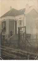 Carte Photo - Une Femme à Une Fenêtre Et Une Fillette Sur Le Perron D'une Maison - A Identificar