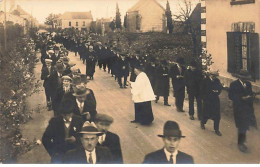 Carte Photo - Procession D'hommes Passant Près D'un Prêtre - A Identifier