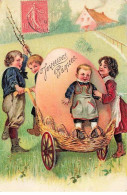 Carte Gaufrée - Joyeuses Pâques - Enfants Tirant Un Oeuf Sur Un Petite Charette à Bras - Easter