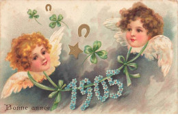 Carte Gaufrée - Clapsaddle  - Bonne Année 1905 - Têtes D'anges Avec Un Ruban, Myosostis Et Trèfles - Nieuwjaar