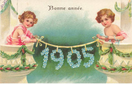 Carte Gaufrée - Clapsaddle  - Bonne Année 1905 - Anges Installant Une Guirlande De Myosotis - Neujahr