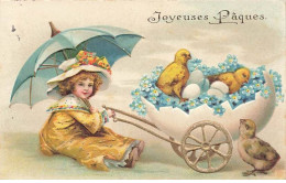 Carte Gaufrée - Clapsaddle - Joyeuses Pâques - Fillette Assise Près D'un Oeuf Contenant Des Poussins Et Du Myosotis - Pâques