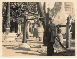 Photo - Myanmar - RANGOON - Une Nonne à Shwe Dagon - Cloche - Format 11 X 8,5 Cm - Myanmar (Birma)