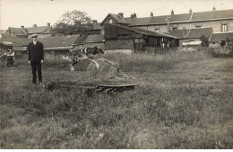 Carte Photo à Identifier - Un Homme Et Son Chien Lors D'une Séance De Dressage - A Identifier