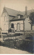 Carte Photo à Identifier - Hommes Et Femmes Sur Le Perron D'une Maison - To Identify